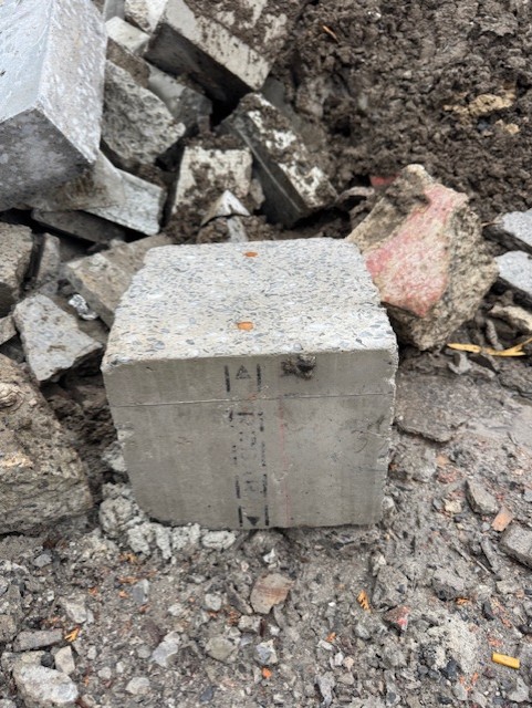 Carotte de béton extraite intacte entre deux armatures